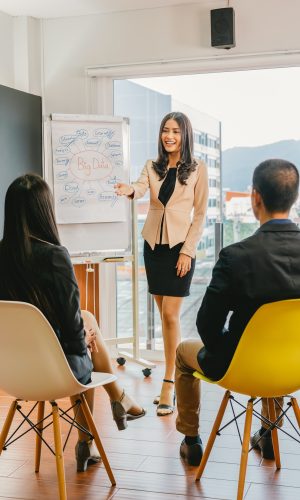 Sobre a Guiar: Guiamos pessoas e empresas em jornadas de crescimento e evolução, promovendo impacto positivo e duradouro.